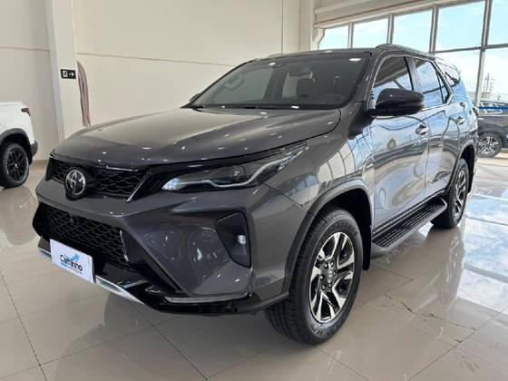 TOYOTA HILUX SW4 2.8 D-4D TURBO DIESEL SRX PLATINUM 7L 4X4 AUTOMÁTICO